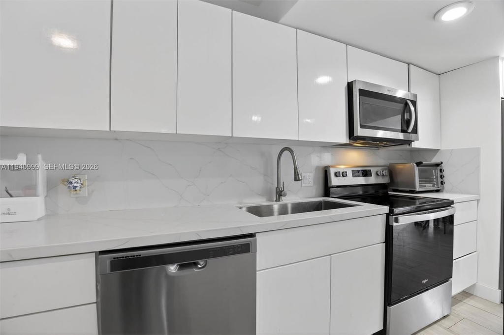 Real estate property located at 7110 54th St, Miami-dade, Bridgepoint, Miami, FL