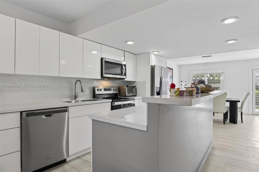 Real estate property located at 7110 54th St, Miami-dade, Bridgepoint, Miami, FL