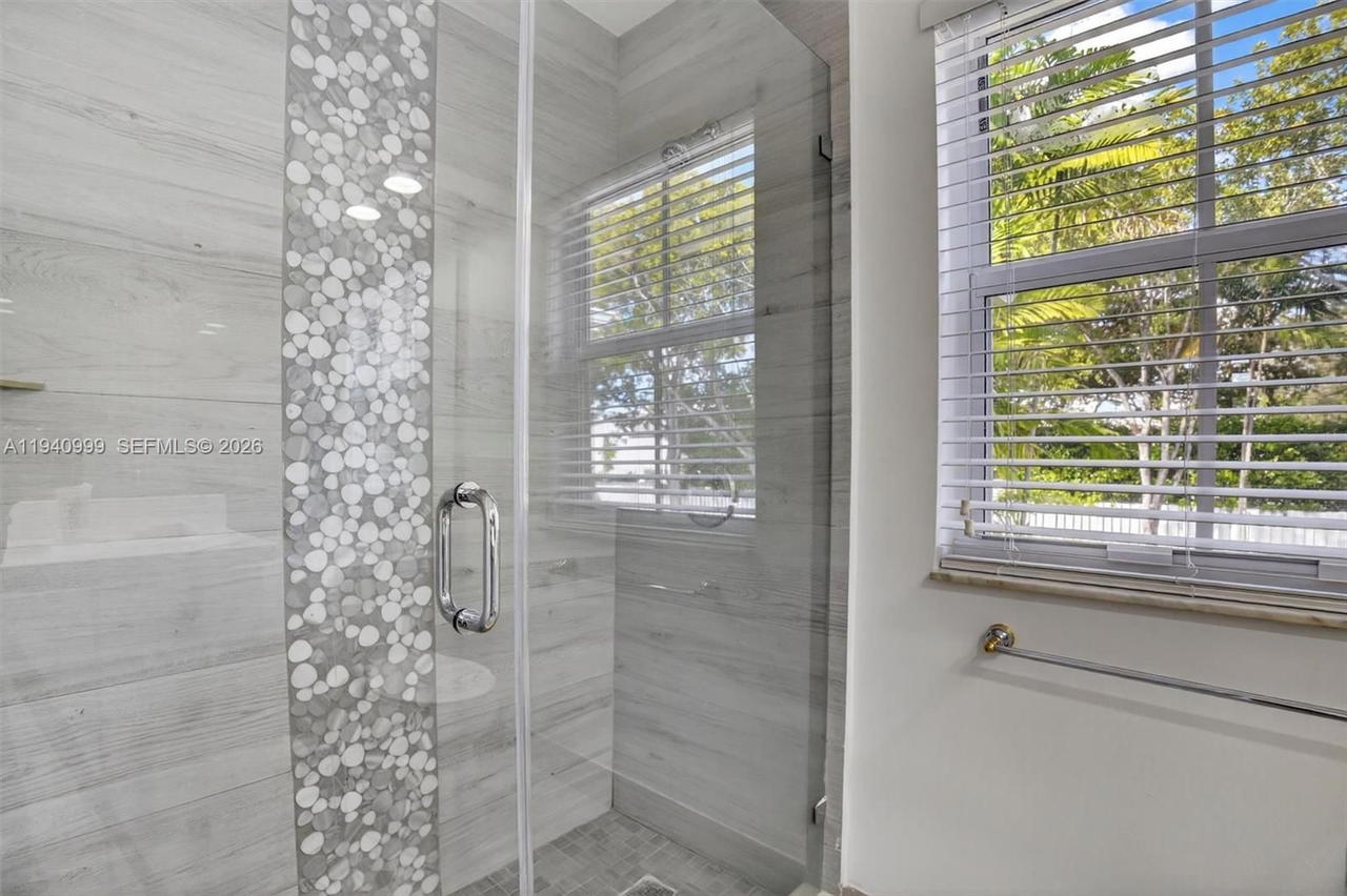 Real estate property located at 7110 54th St, Miami-dade, Bridgepoint, Miami, FL