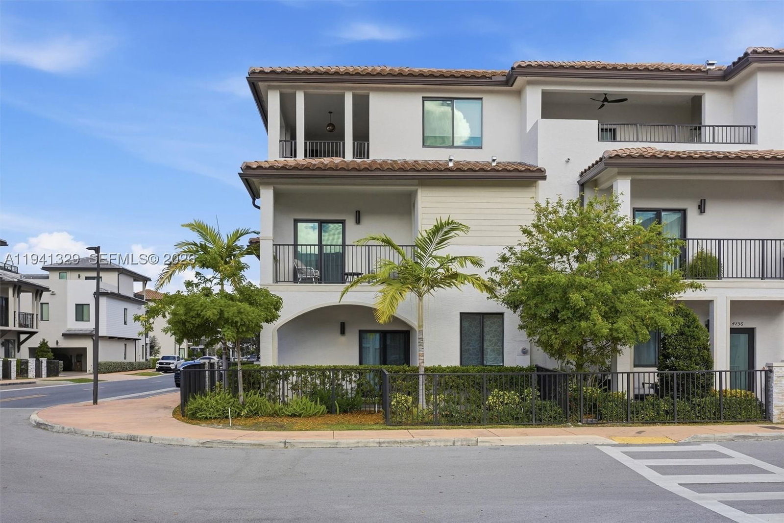 Real estate property located at 4250 83rd Ave, Miami-dade, Downtown Doral South Phas, Doral, FL