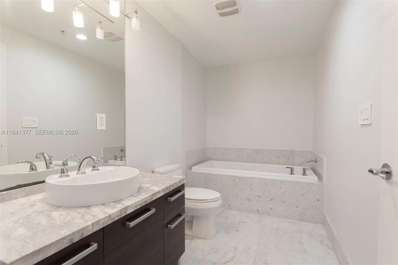 Real estate property located at 244 Biscayne Blvd #2107, Miami-dade, Vizcayne North Condo, Miami, FL