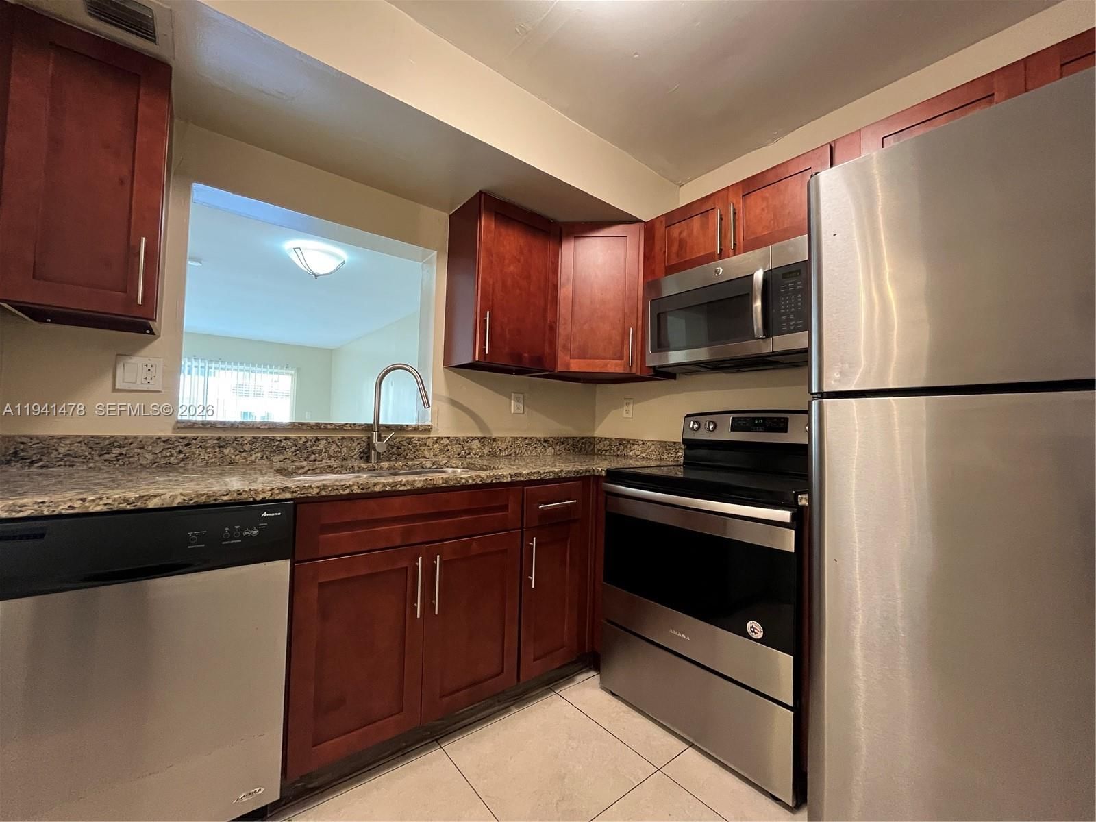 Real estate property located at 3700 21st St #304, Broward, Sunset Hills I Condominiu, Lauderdale Lakes, FL
