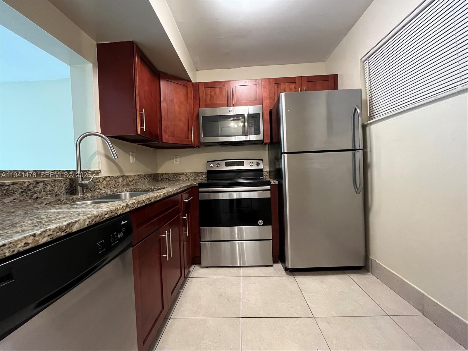 Real estate property located at 3700 21st St #304, Broward, Sunset Hills I Condominiu, Lauderdale Lakes, FL