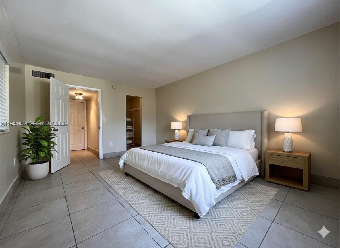 Real estate property located at 3700 21st St #304, Broward, Sunset Hills I Condominiu, Lauderdale Lakes, FL