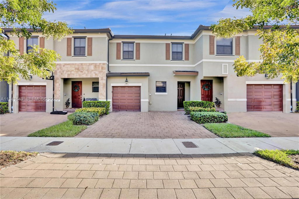 Real estate property located at 10025 32nd Ln, Miami-dade, Aquabella Section One, Hialeah, FL