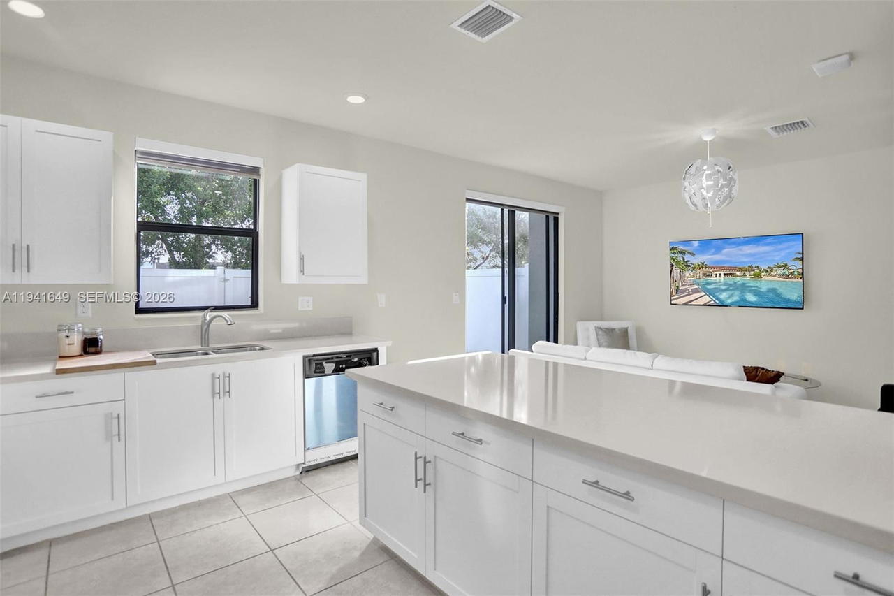 Real estate property located at 10025 32nd Ln, Miami-dade, Aquabella Section One, Hialeah, FL