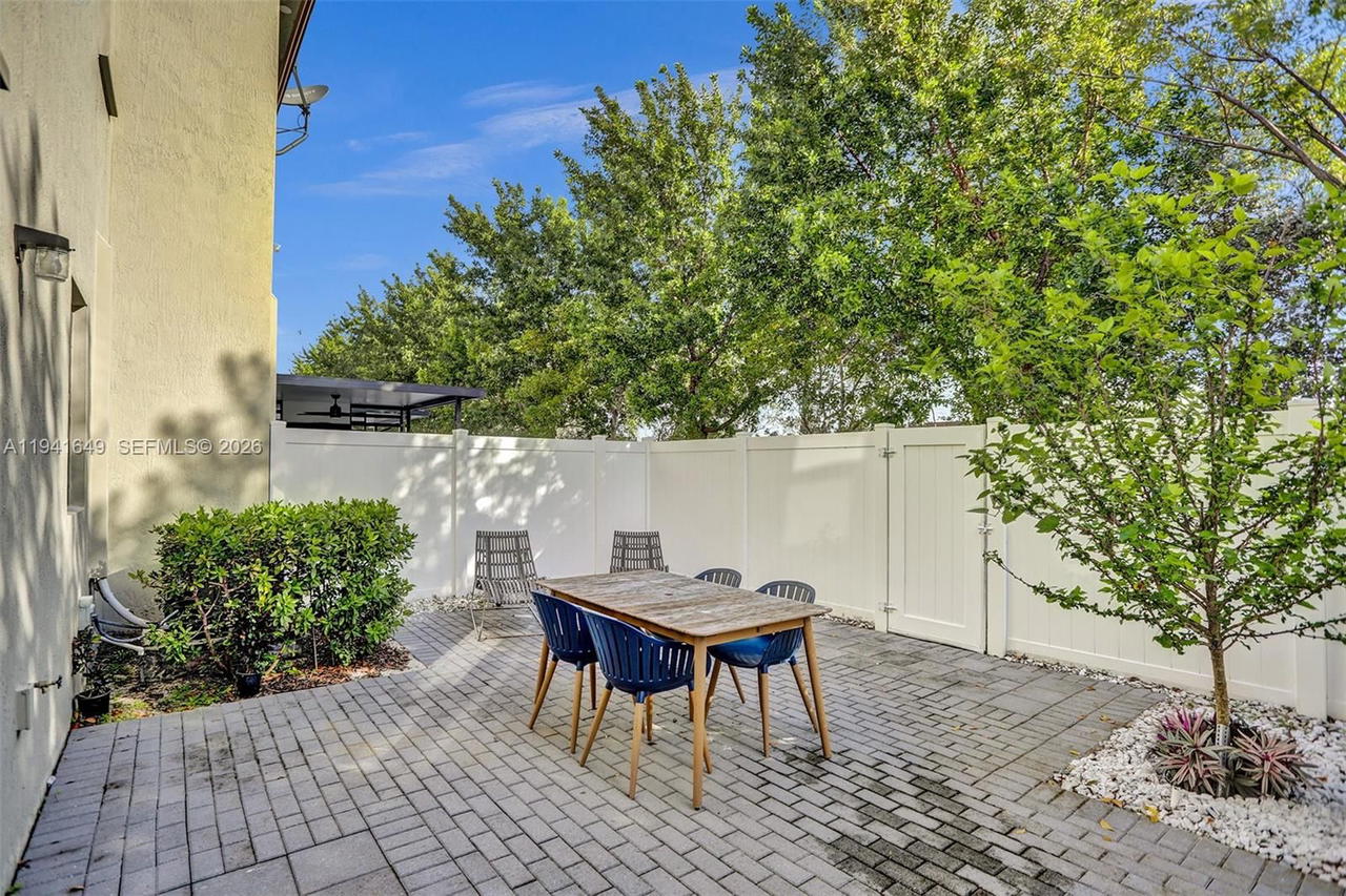 Real estate property located at 10025 32nd Ln, Miami-dade, Aquabella Section One, Hialeah, FL