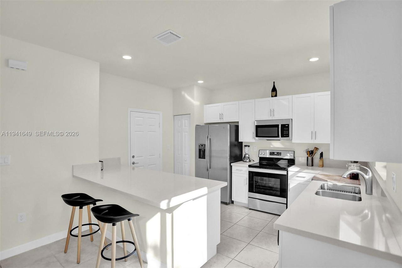 Real estate property located at 10025 32nd Ln, Miami-dade, Aquabella Section One, Hialeah, FL