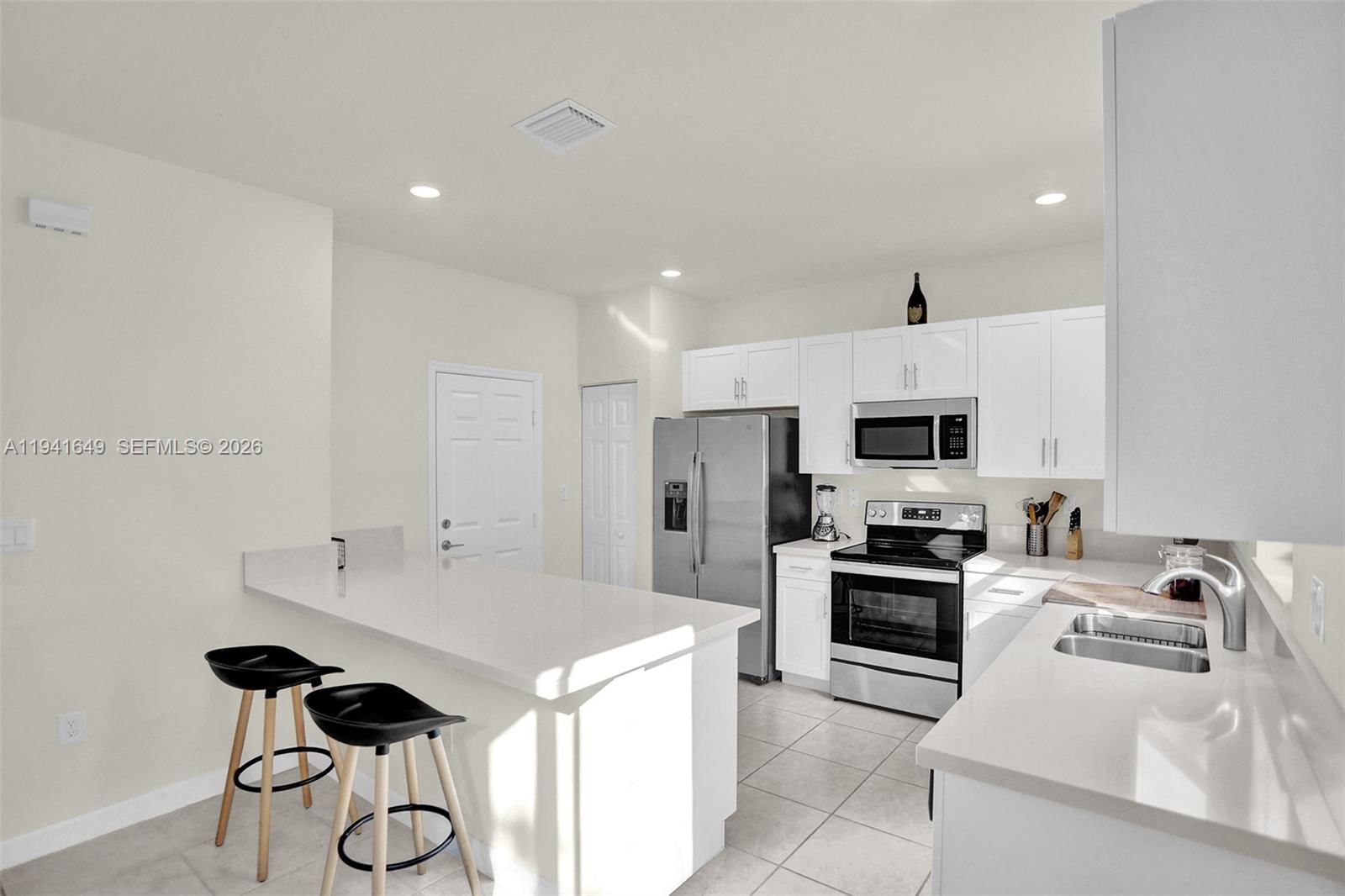 Real estate property located at 10025 32nd Ln, Miami-dade, Aquabella Section One, Hialeah, FL