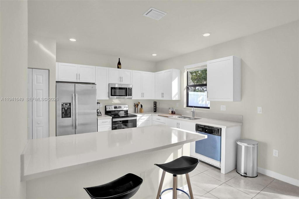 Real estate property located at 10025 32nd Ln, Miami-dade, Aquabella Section One, Hialeah, FL