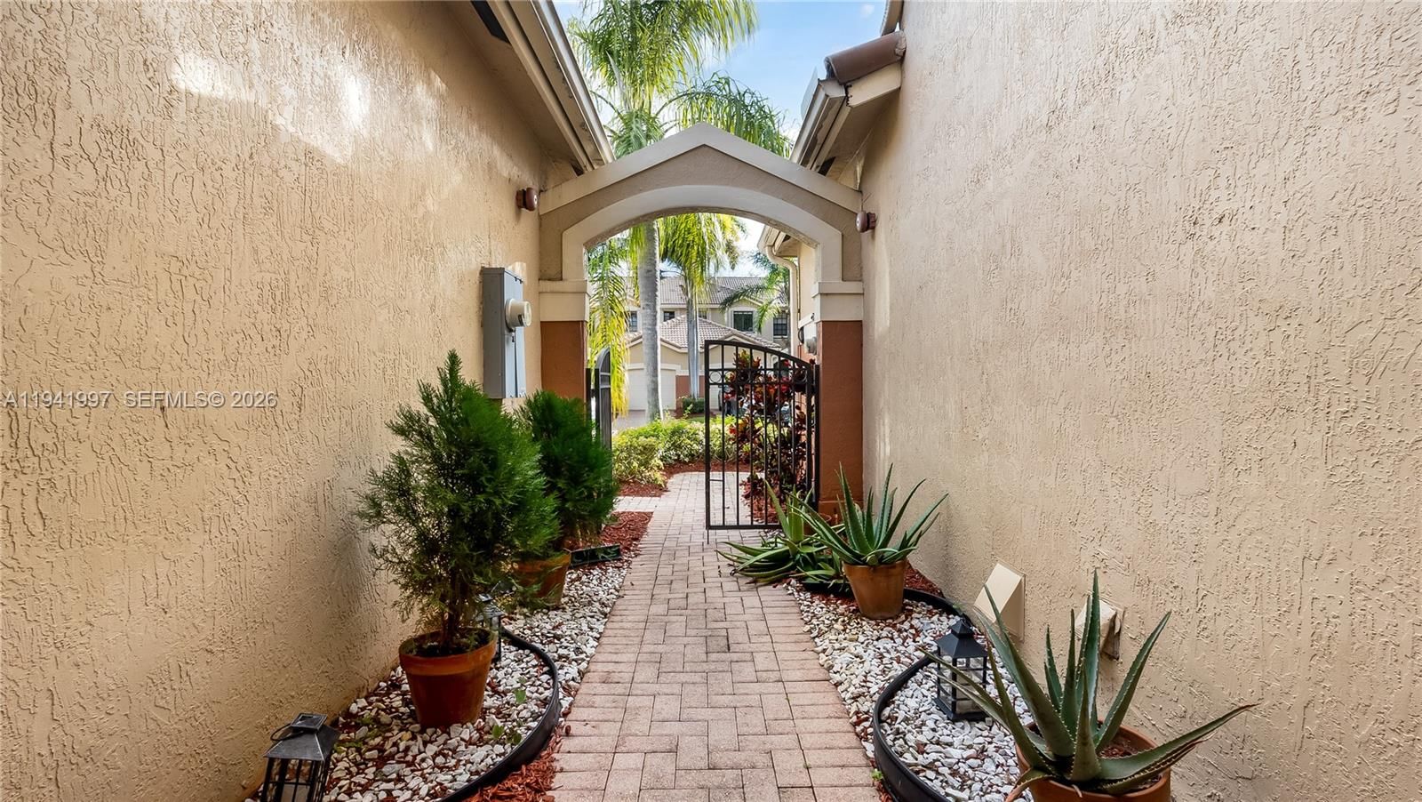 Real estate property located at 3889 Tree Top Dr #3889, Broward, Sector 8 9 & 10 Plat(blks, Weston, FL