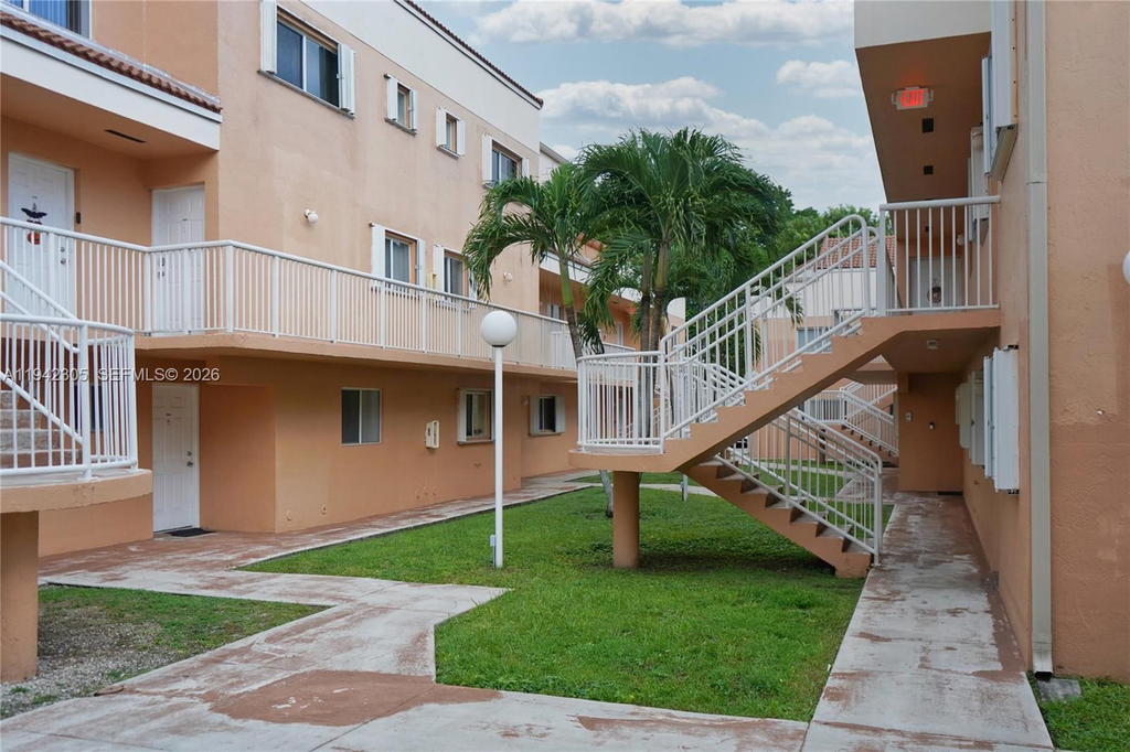 Real estate property located at 14911 80th St #221, Miami-dade, The Seasons Villas & Thms, Miami, FL
