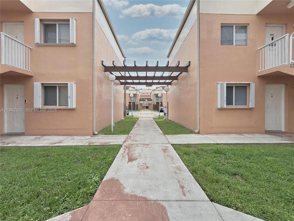Real estate property located at 14911 80th St #221, Miami-dade, The Seasons Villas & Thms, Miami, FL