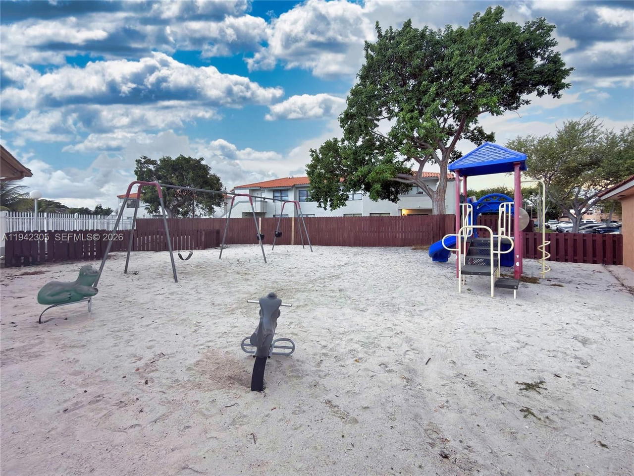 Real estate property located at 14911 80th St #221, Miami-dade, The Seasons Villas & Thms, Miami, FL