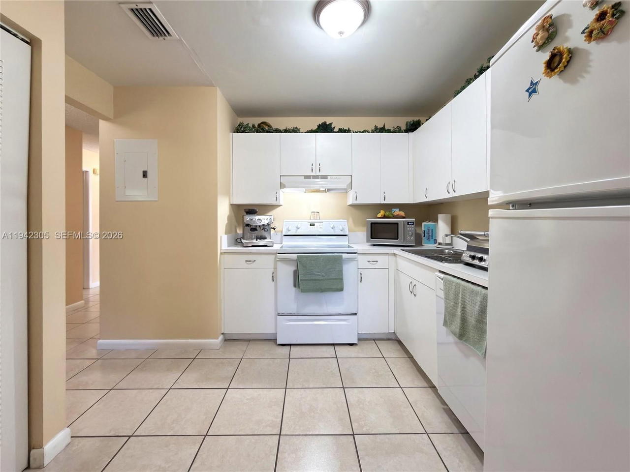 Real estate property located at 14911 80th St #221, Miami-dade, The Seasons Villas & Thms, Miami, FL