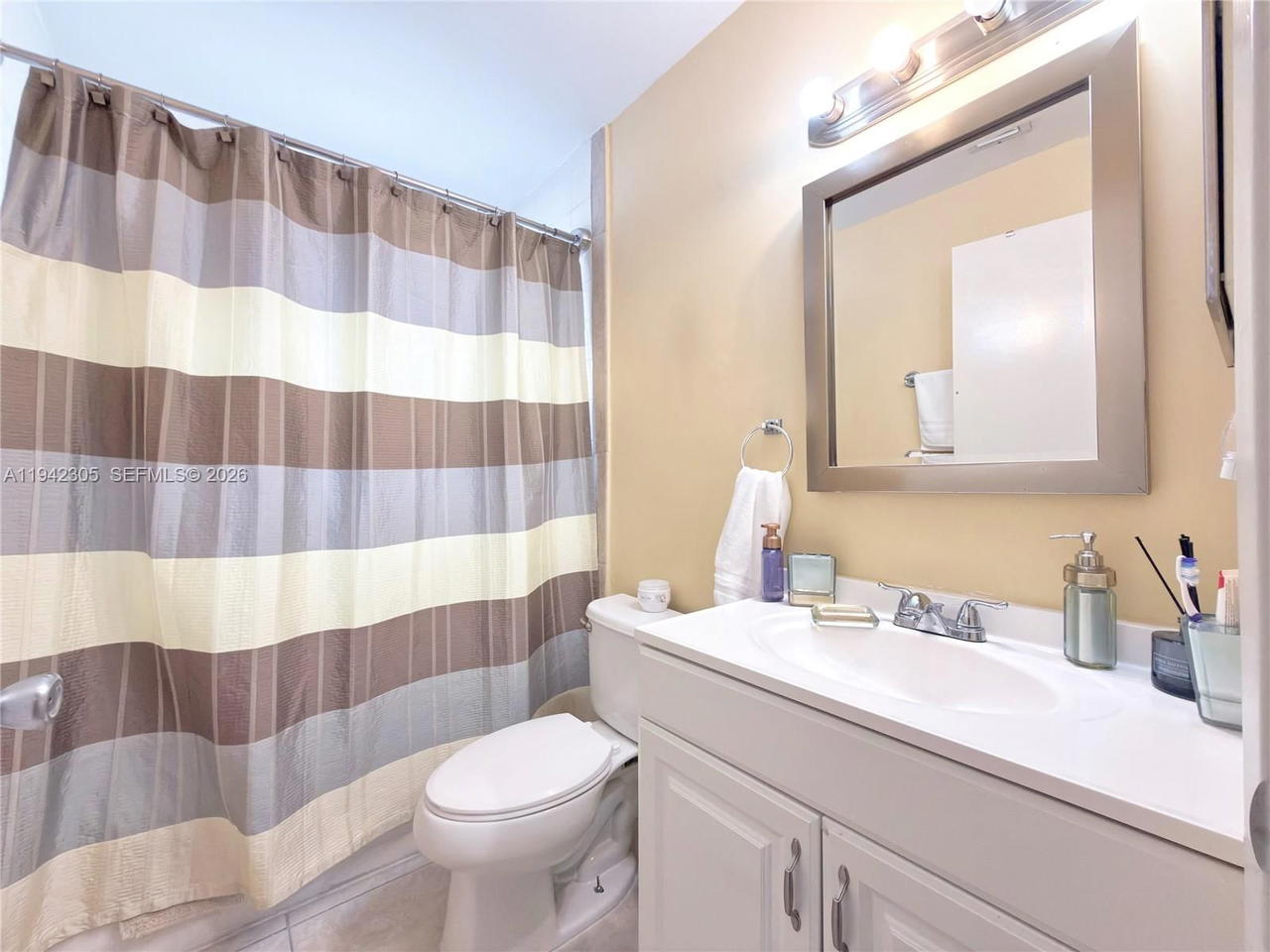 Real estate property located at 14911 80th St #221, Miami-dade, The Seasons Villas & Thms, Miami, FL