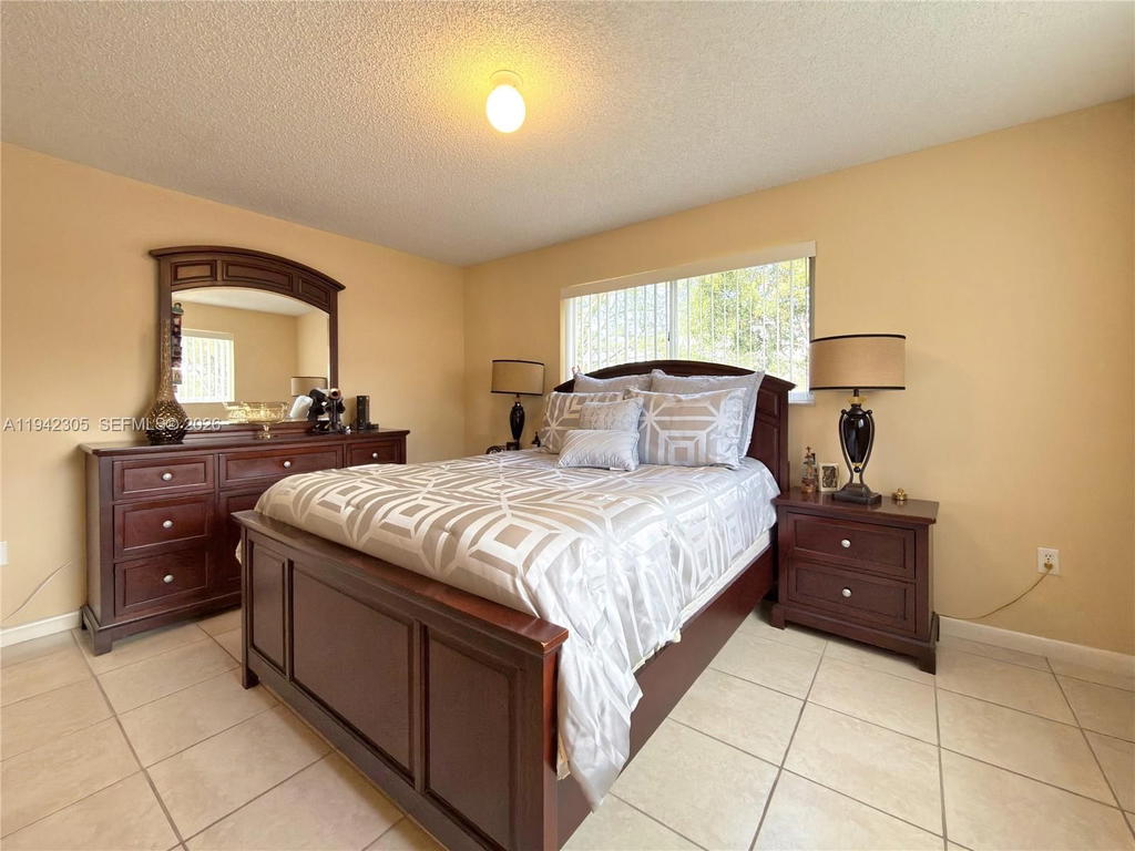 Real estate property located at 14911 80th St #221, Miami-dade, The Seasons Villas & Thms, Miami, FL