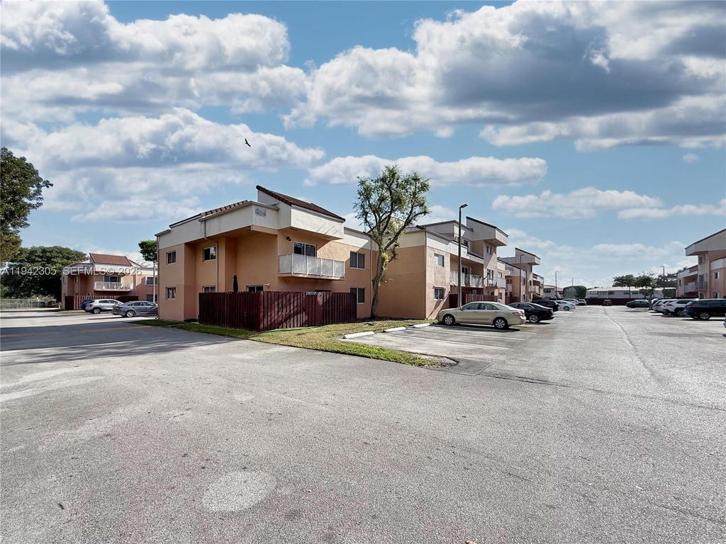 Real estate property located at 14911 80th St #221, Miami-dade, The Seasons Villas & Thms, Miami, FL
