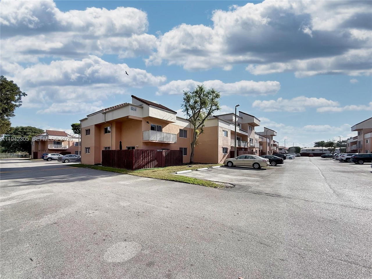 Real estate property located at 14911 80th St #221, Miami-dade, The Seasons Villas & Thms, Miami, FL