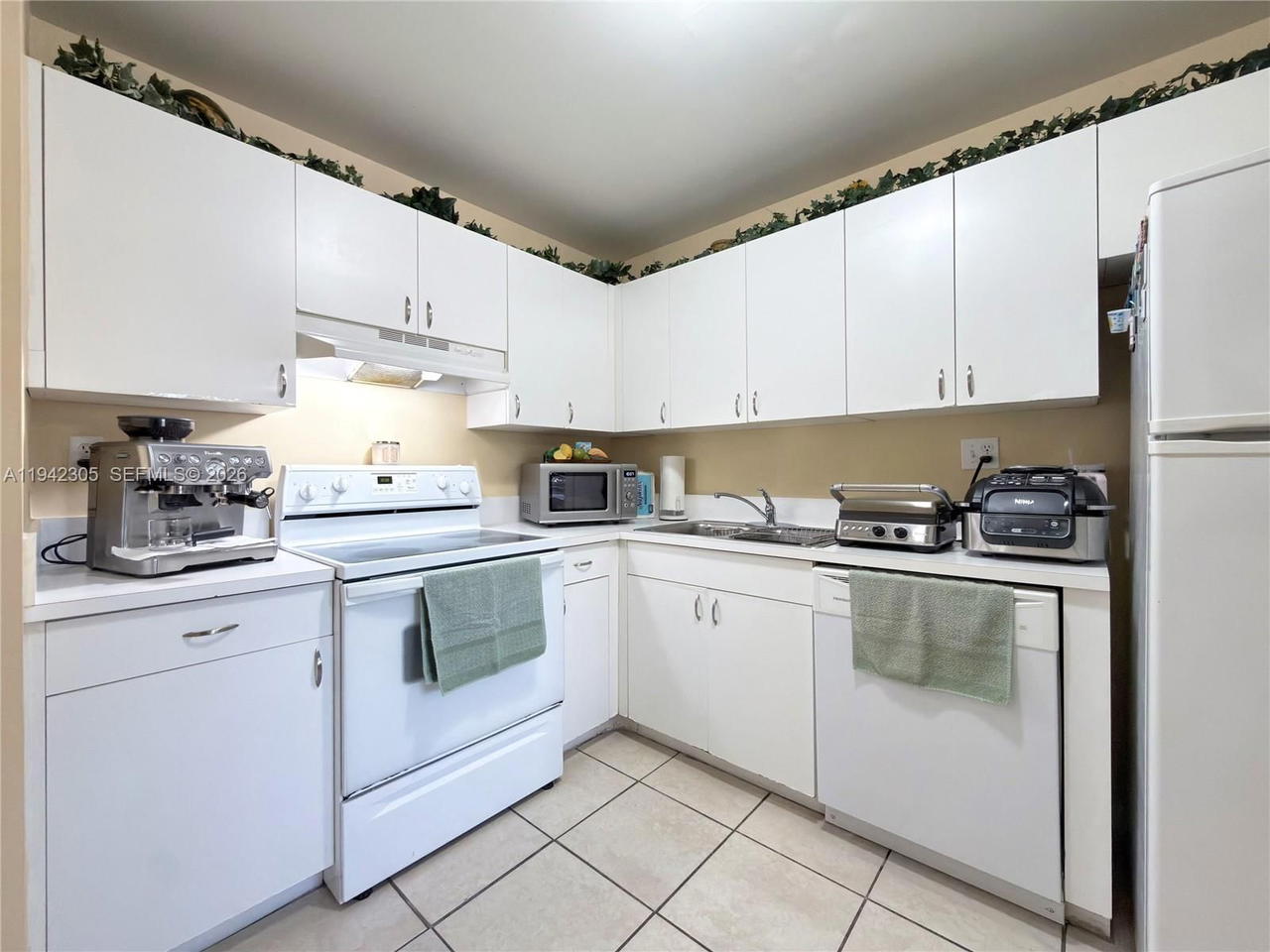 Real estate property located at 14911 80th St #221, Miami-dade, The Seasons Villas & Thms, Miami, FL