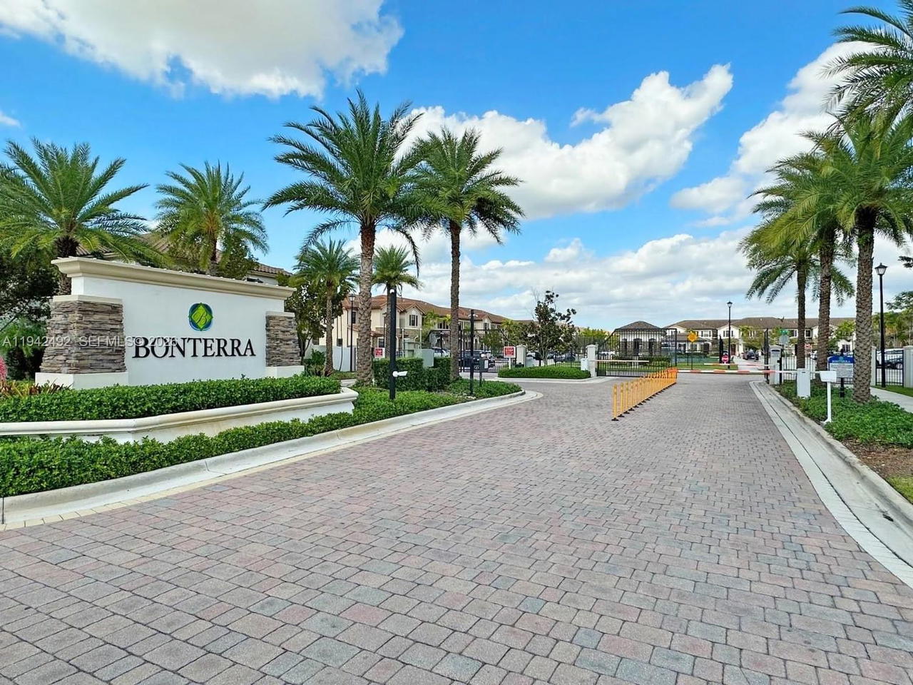 Real estate property located at 3304 92nd Pl, Miami-dade, Bonterra, Hialeah, FL