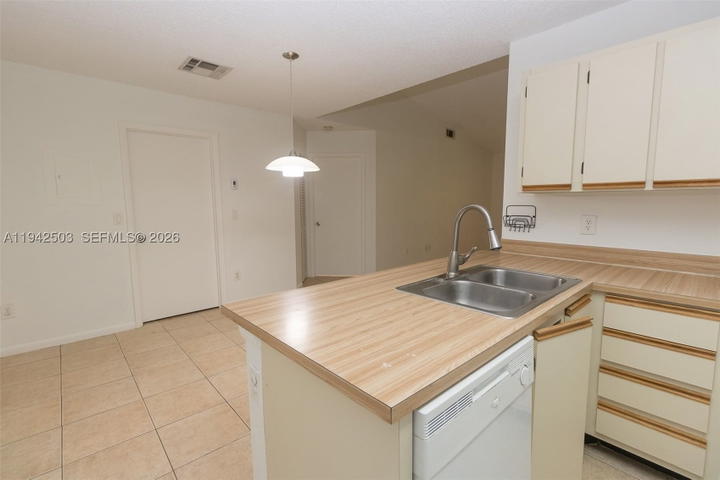 Real estate property located at 18328 68th Ave P, Miami-dade, La Hacienda Country Club, Hialeah, FL
