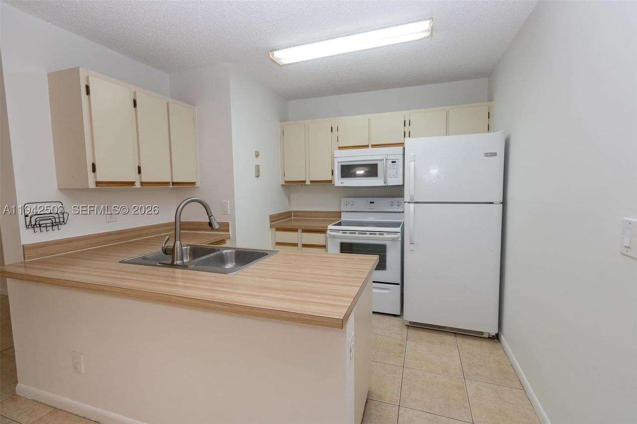 Real estate property located at 18328 68th Ave P, Miami-dade, La Hacienda Country Club, Hialeah, FL