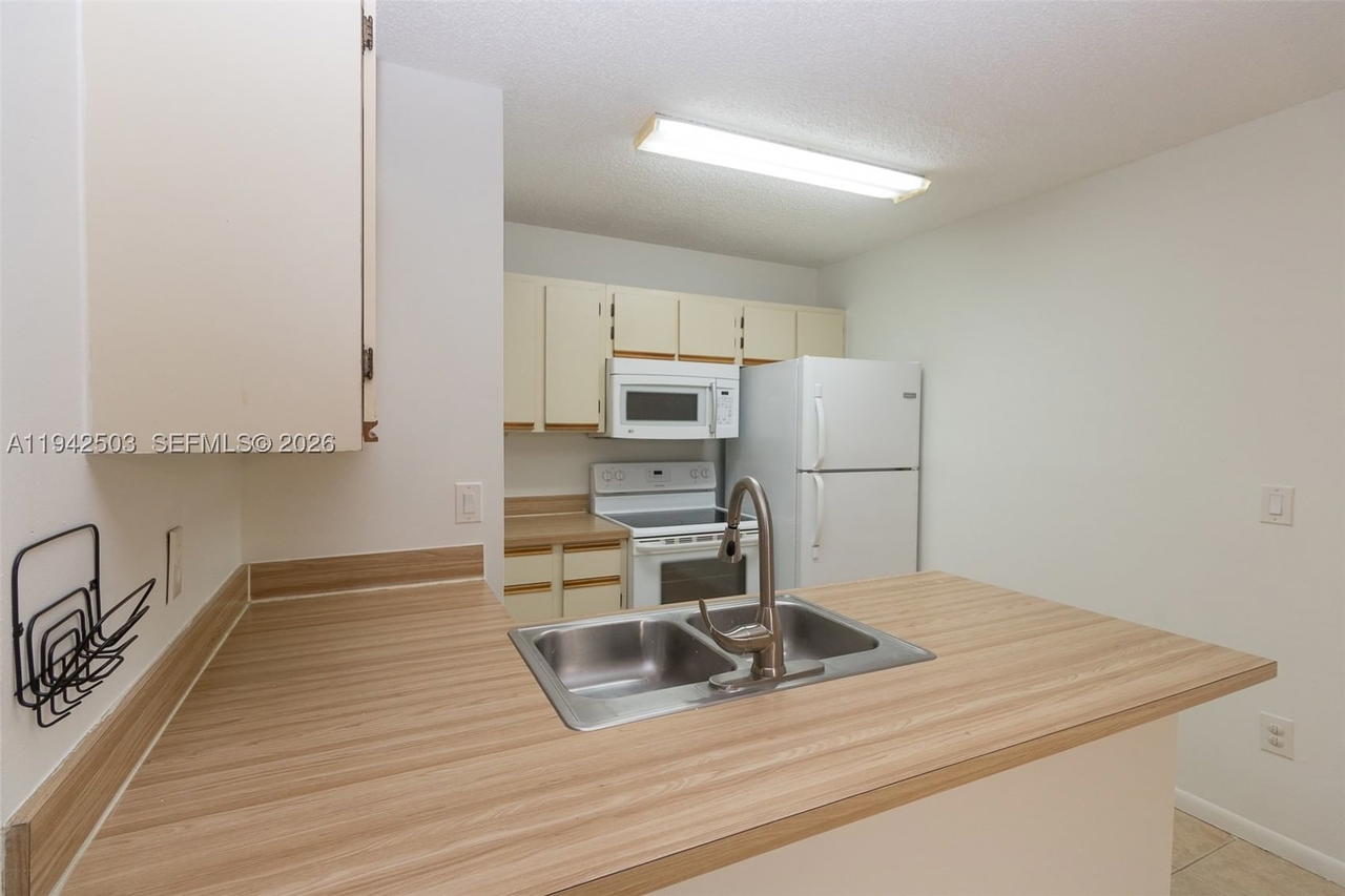 Real estate property located at 18328 68th Ave P, Miami-dade, La Hacienda Country Club, Hialeah, FL