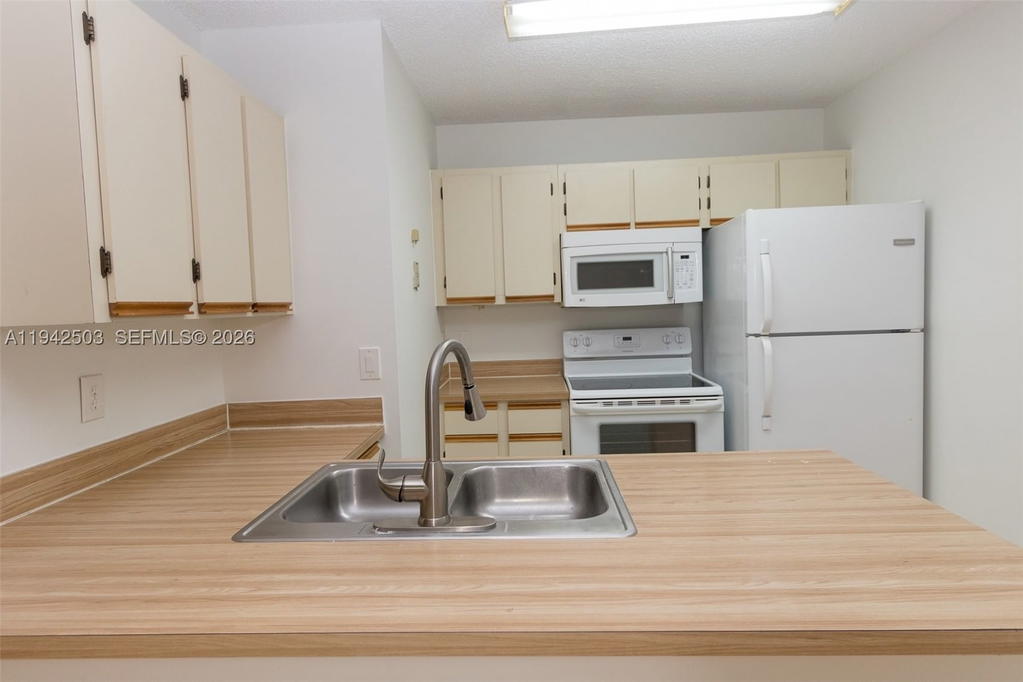 Real estate property located at 18328 68th Ave P, Miami-dade, La Hacienda Country Club, Hialeah, FL