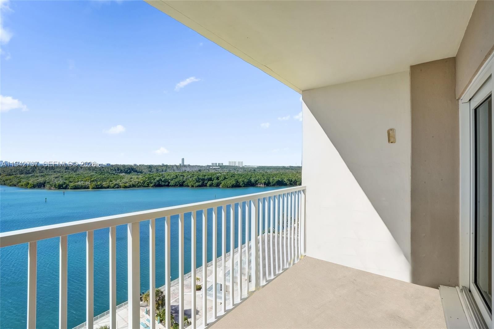 Real estate property located at 300 Bayview Dr #1110, Miami-dade, Arlen House Condo, Sunny Isles Beach, FL