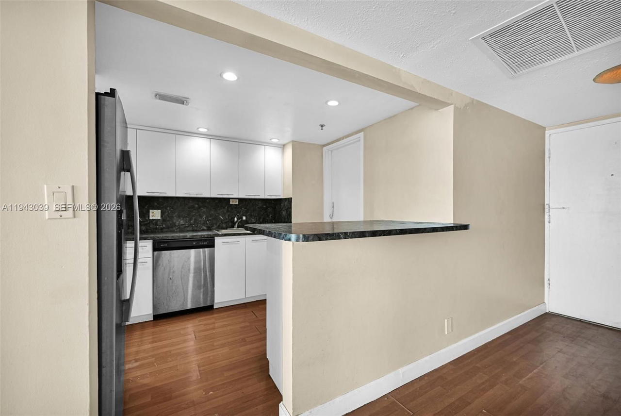 Real estate property located at 900 Bay Dr #321, Miami-dade, King Cole Condo, Miami Beach, FL