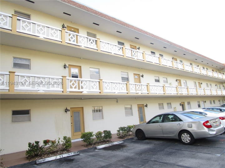 Real estate property located at 5111 Oakland Park Blvd #305, Broward, Hawaiian Gardens, Lauderdale Lakes, FL