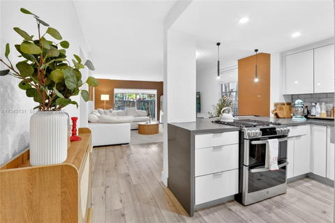 Real estate property located at 6902 Kendall Dr E101, Miami-dade, Dadeland Grove Condo, Pinecrest, FL