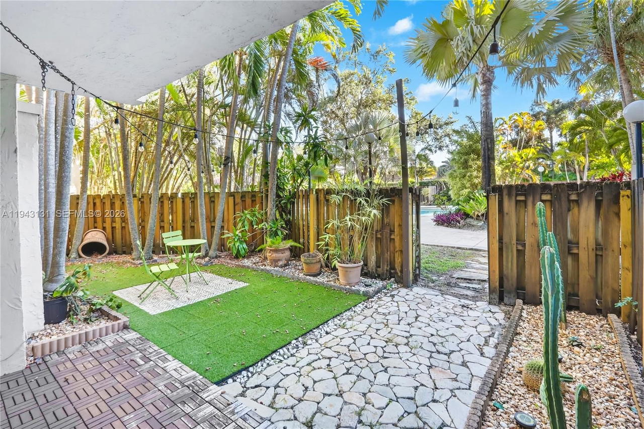 Real estate property located at 6902 Kendall Dr E101, Miami-dade, Dadeland Grove Condo, Pinecrest, FL