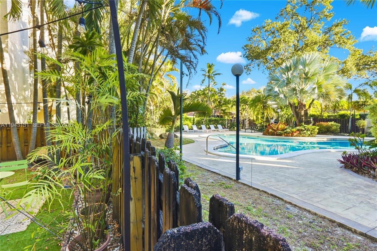 Real estate property located at 6902 Kendall Dr E101, Miami-dade, Dadeland Grove Condo, Pinecrest, FL