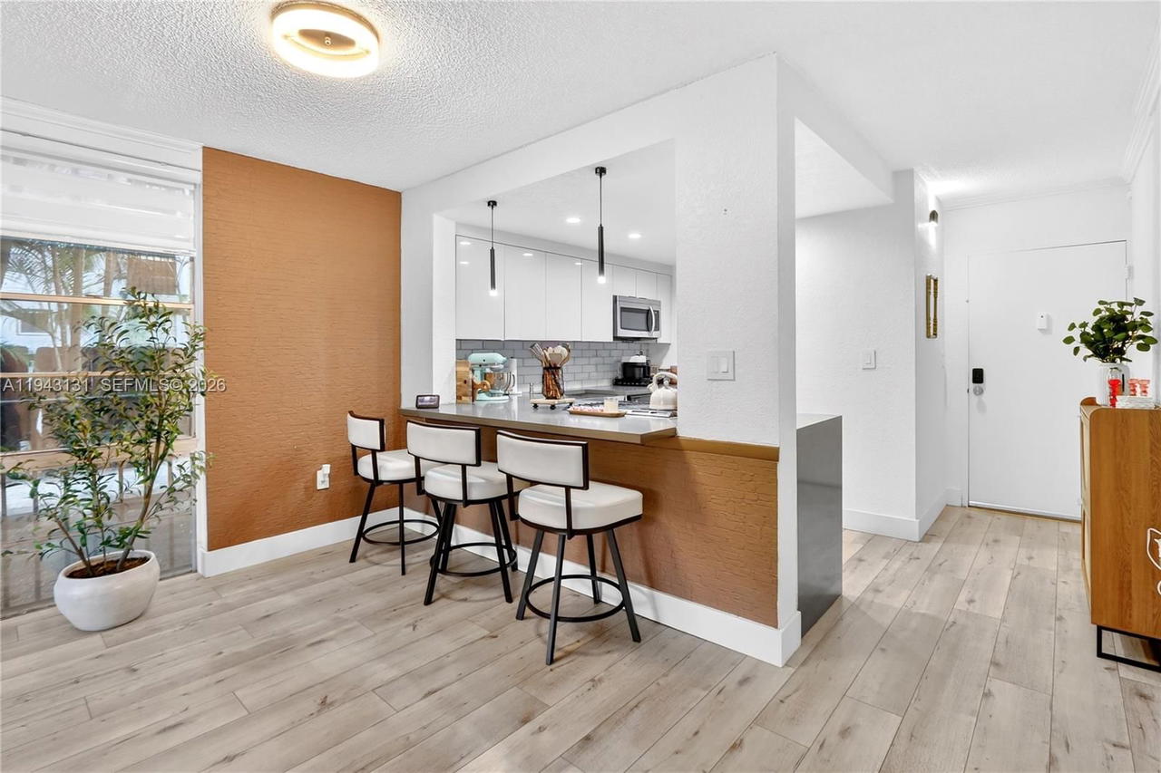 Real estate property located at 6902 Kendall Dr E101, Miami-dade, Dadeland Grove Condo, Pinecrest, FL