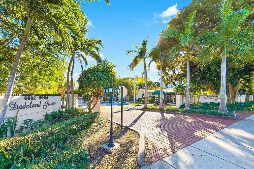 Real estate property located at 6902 Kendall Dr E101, Miami-dade, Dadeland Grove Condo, Pinecrest, FL