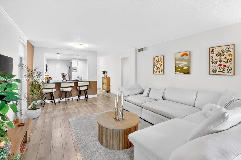 Real estate property located at 6902 Kendall Dr E101, Miami-dade, Dadeland Grove Condo, Pinecrest, FL