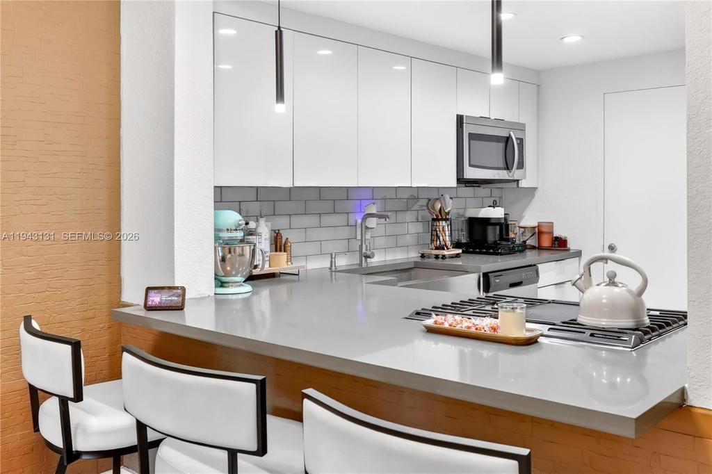 Real estate property located at 6902 Kendall Dr E101, Miami-dade, Dadeland Grove Condo, Pinecrest, FL