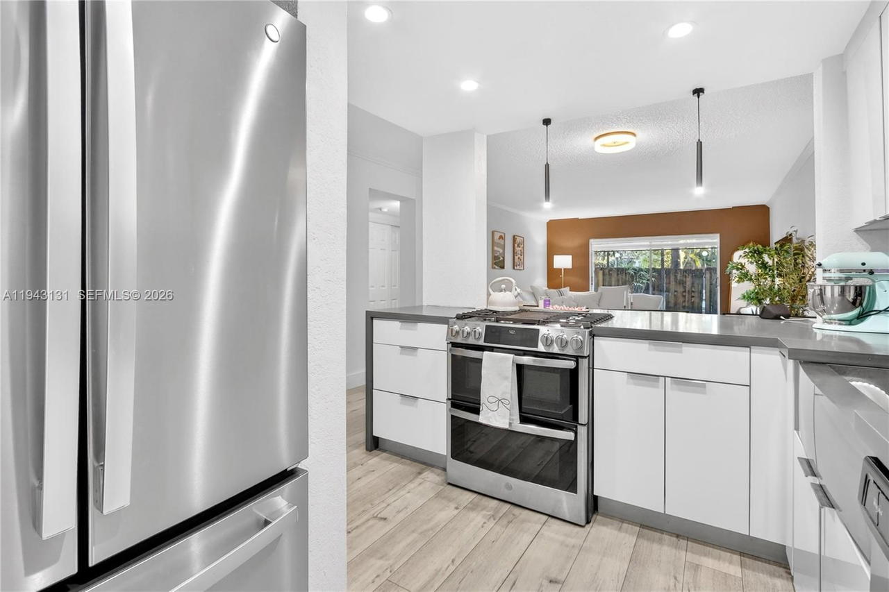 Real estate property located at 6902 Kendall Dr E101, Miami-dade, Dadeland Grove Condo, Pinecrest, FL