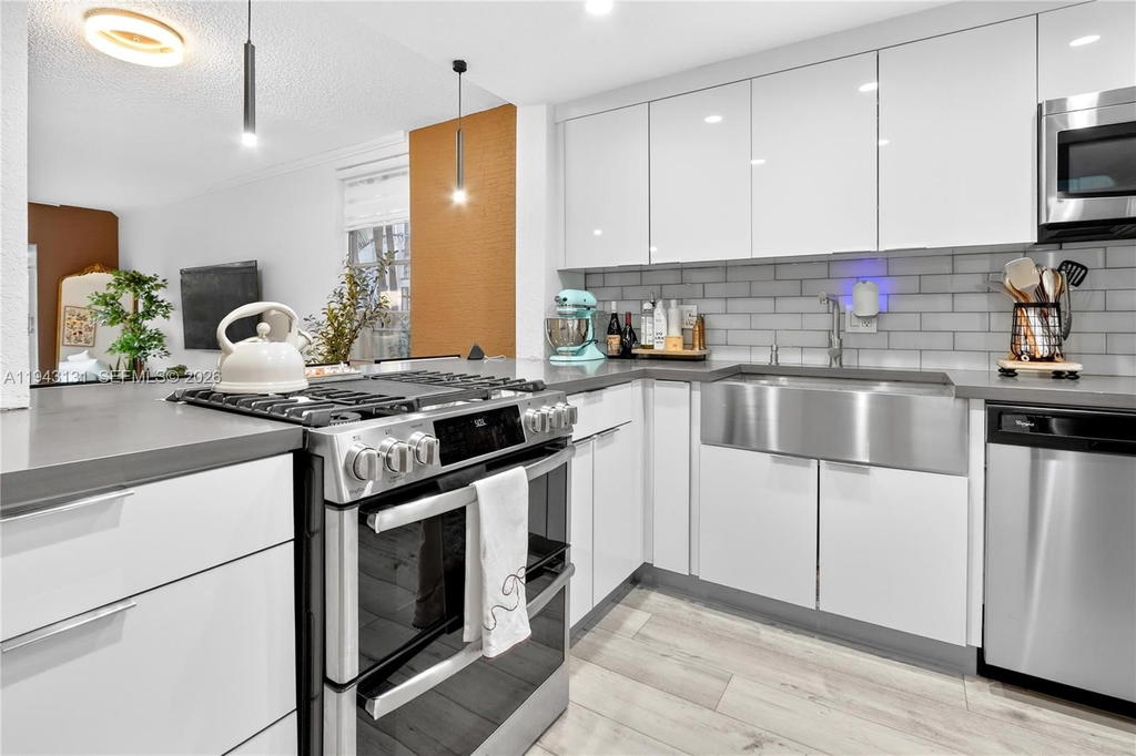 Real estate property located at 6902 Kendall Dr E101, Miami-dade, Dadeland Grove Condo, Pinecrest, FL