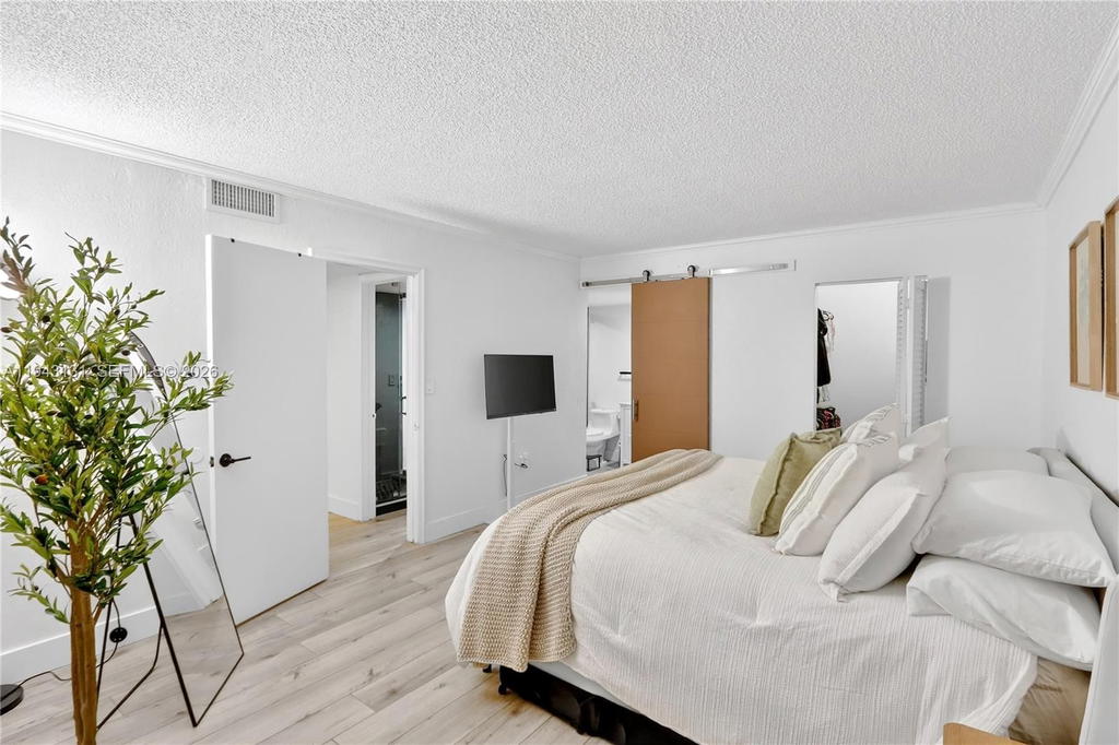 Real estate property located at 6902 Kendall Dr E101, Miami-dade, Dadeland Grove Condo, Pinecrest, FL