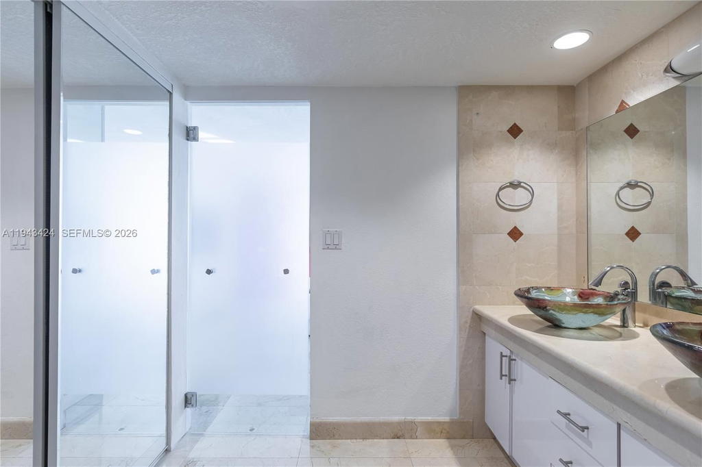Real estate property located at 100 Bayview Dr #907, Miami-dade, Arlen House East Condo, Sunny Isles Beach, FL