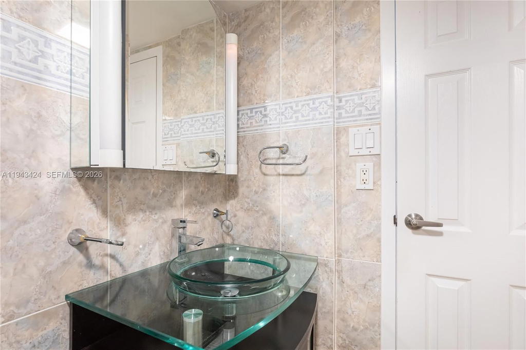 Real estate property located at 100 Bayview Dr #907, Miami-dade, Arlen House East Condo, Sunny Isles Beach, FL