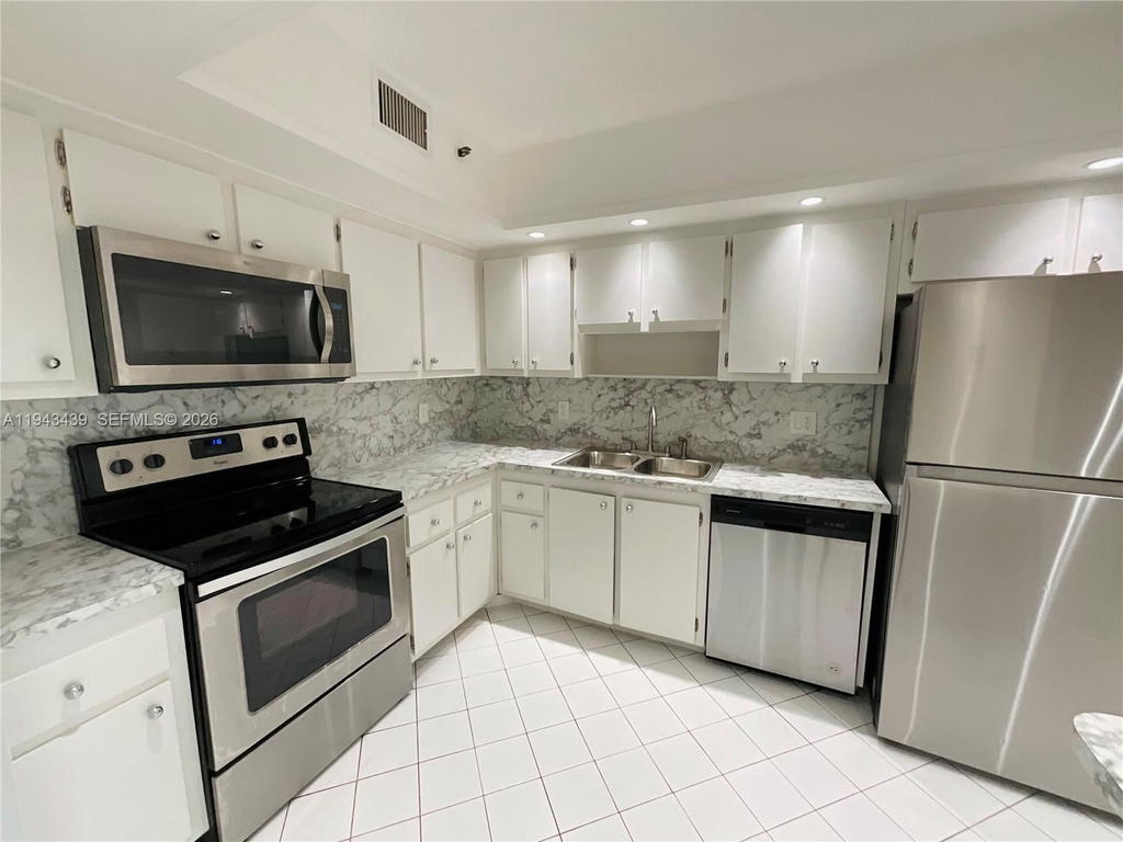 Real estate property located at 919 Hillcrest Dr #304, Broward, Hillcrest East No 20 Cond, Hollywood, FL