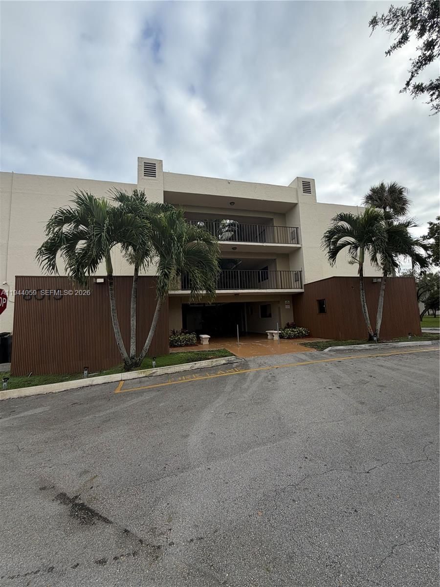 Real estate property located at 8015 107th Ave #213, Miami-dade, The Horizons Condo #4, Miami, FL