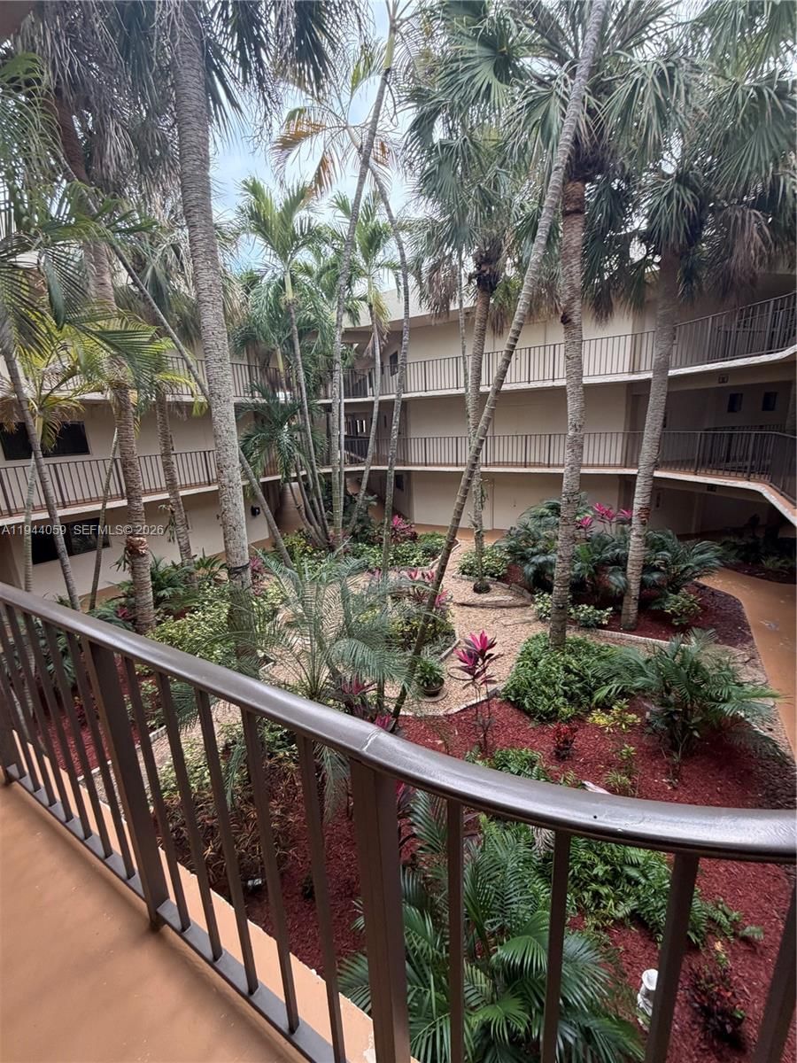 Real estate property located at 8015 107th Ave #213, Miami-dade, The Horizons Condo #4, Miami, FL