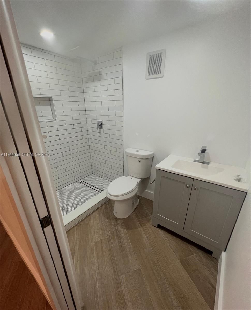 Real estate property located at 8015 107th Ave #213, Miami-dade, The Horizons Condo #4, Miami, FL