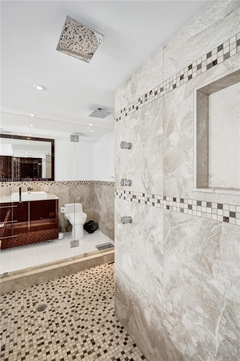 Real estate property located at 1000 Parkview Dr #330, Broward, Oceanview Park Condo, Hallandale Beach, FL