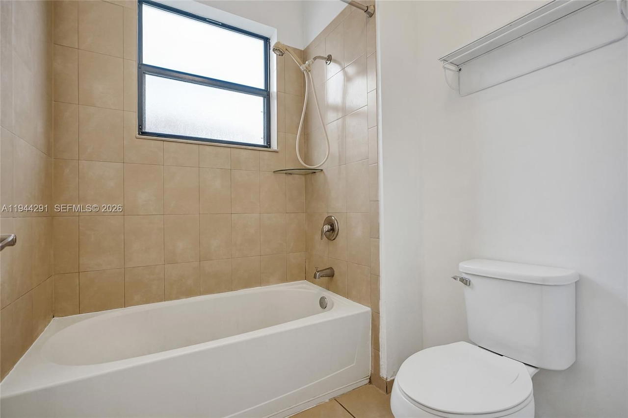 Real estate property located at 3504 94th St, Miami-dade, Bonterra, Hialeah, FL